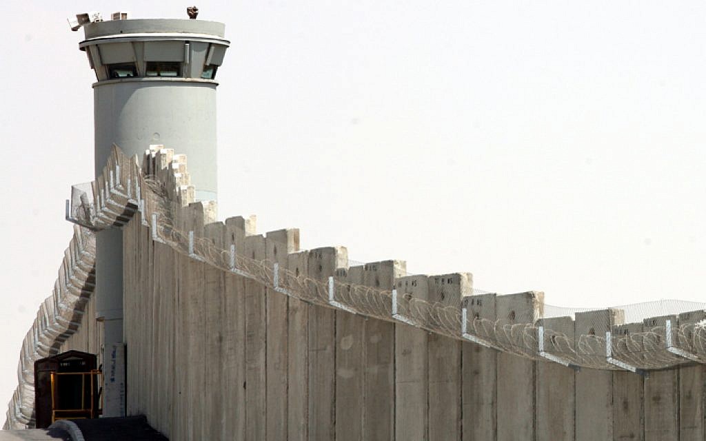 A pillbox-style watchtower along the barrier separating Israel from the West Bank outside the Qalandia checkpoint near Jerusalem on July 31, 2007. (Maya Levin / Flash 90 /File)