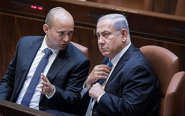 Prime Minister Benjamin Netanyahu (right) speaks with Education Minister Naftali Bennett on November 13, 2017, in the Knesset. (Yonatan Sindel/Flash90)