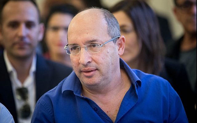 Histadrut leader Avi Nissenkorn attends a hearing at the National Labor Court in Jerusalem on December 5, 2017. (Yonatan Sindel/Flash90)