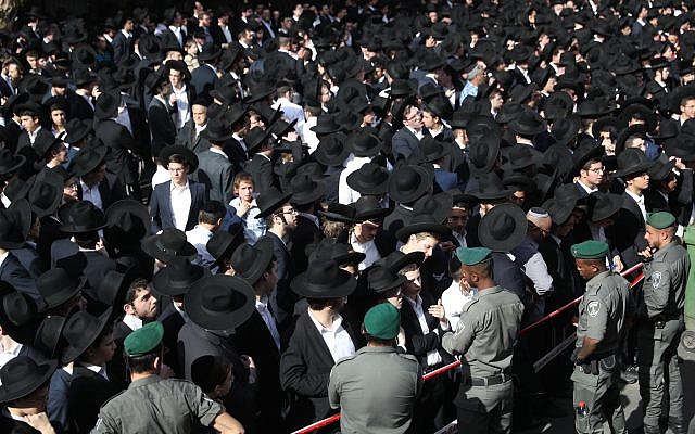 Mourners attend the funeral of Rabbi Aharon Yehudah Leib Steinman in Bnei Brak, December 12, 2017. (Yonatan Sindel/Flash90)