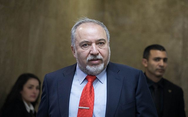 Defense Minister Avigdor Liberman arrives for the weekly cabinet meeting at the Prime Minister's Office in Jerusalem, on December 24, 2017. (Hadas Parush/Flash90)