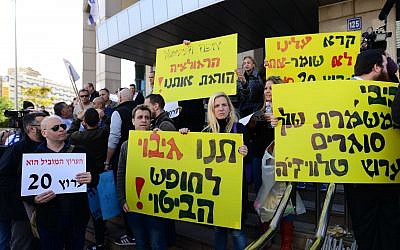 Channel 20 employees protest in front of the government building in central Tel Aviv against the impending closure of the channel, on December 25, 2017. (Tomer Neuberg/Flash90)
