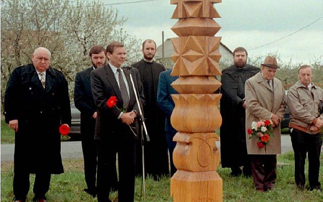 Sandor Lezsak, 3rd left, delivers his speech during the inauguration of a wooden memorial at Nyirpazony, Sunday, 19 April, 1998, for the memory of Briton Michael Trevor Pollard. (AP/SandorBarna)
