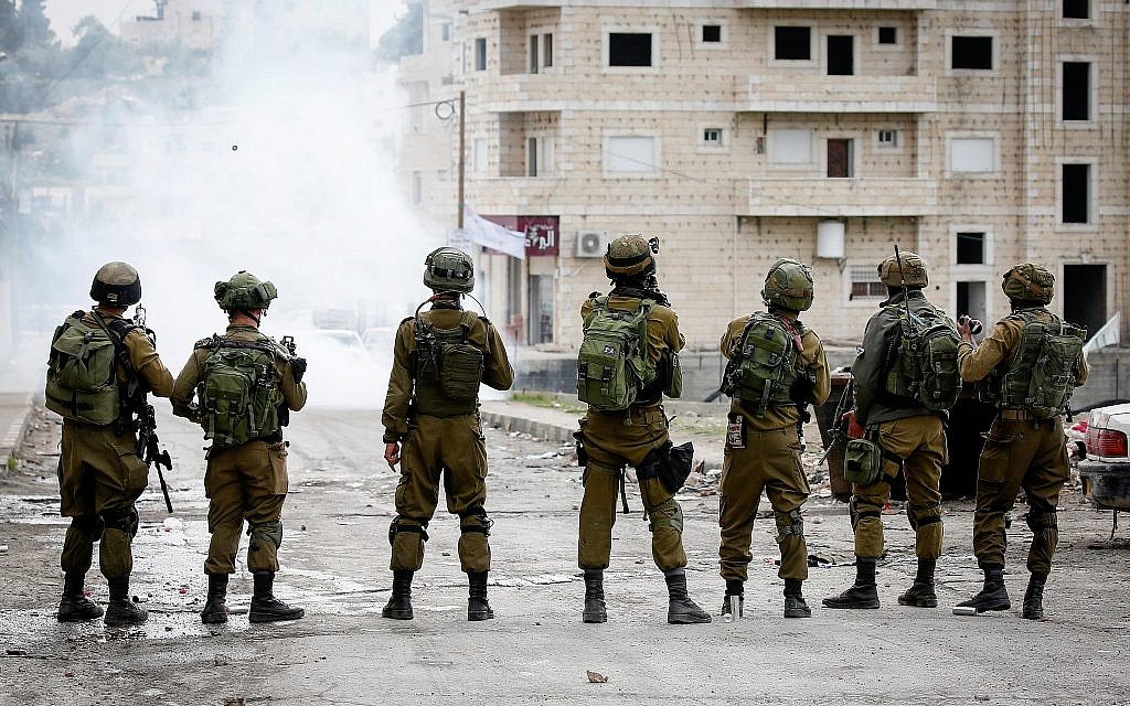 IDF soldiers clash with Palestinians in Al-Fawwar refugee camp, south of the West Bank city of Hebron, on December 31, 2017. (Wisam Hashlamoun/Flash90)
