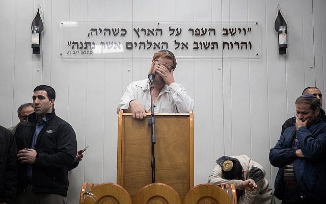 Likud MK Yehudah Glick speaks during the funeral of his wife, Yaffa Glick, at the Har Hamenuhot Cemetery in Jerusalem, on January 1, 2018. (Hadas Parush/Flash90)