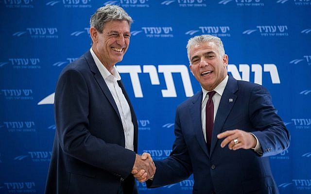 Yesh Atid leader Yair Lapid introduces Ram Ben Barak (L) as a new party member during a faction meeting at the Knesset on January 15, 2018. (Yonatan Sindel/Flash90)