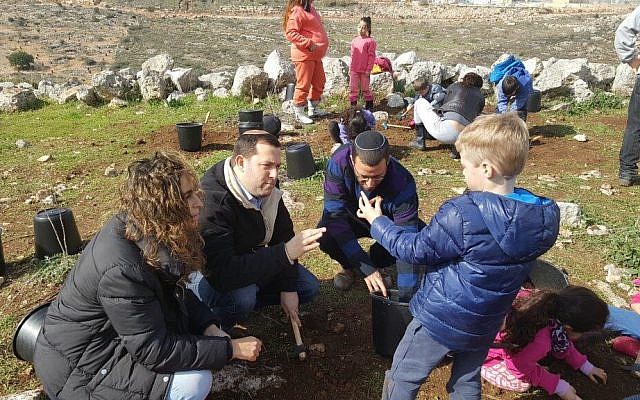 Pupils from Benzion Netanyahu school in the Samaria-area settlement Barkan at their school archaeological excavation. (Roi Hadi)