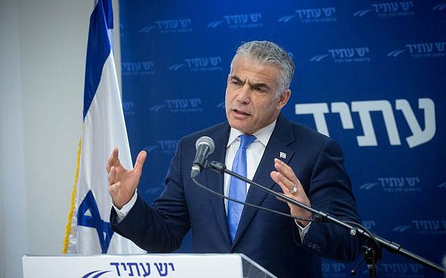 Yesh Atid chairman Yair Lapid leads a faction meeting at the Knesset, January 29, 2018. (Miriam Alster/Flash90)