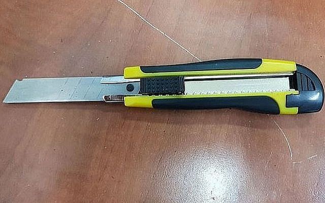 Illustrative. A utility knife found on Hebron teenager who attempted to enter the Tomb of the Patriarchs on December 12, 2017. (Israel Police)