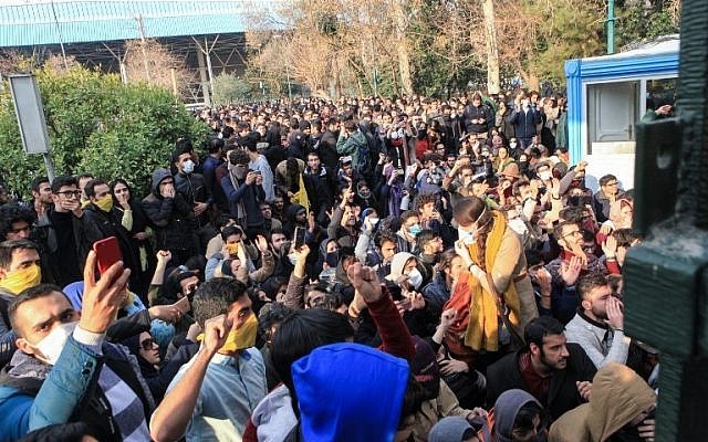Iranian students protest at the University of Tehran during a demonstration driven by anger over economic problems, in the capital Tehran on December 30, 2017. (AFP PHOTO / STR)