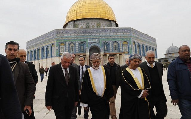 Omani Minister for Foreign Affairs Yusuf bin Alawi center, visiting the Al-Aqsa mosque compound on the Temple Mount in the Old City of Jerusalem, February 15, 2018. (Ahmad GHARABLI/AFP)