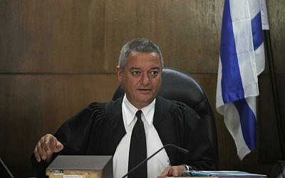 Judge Khaled Kabub seen at the Tel Aviv District Court during the opening session in the State prosecution against former Chairman of IDB Group Nochi Dankner, July 13, 2014. (Lior Ben Nisan/ POOL/ Flash90/ File)