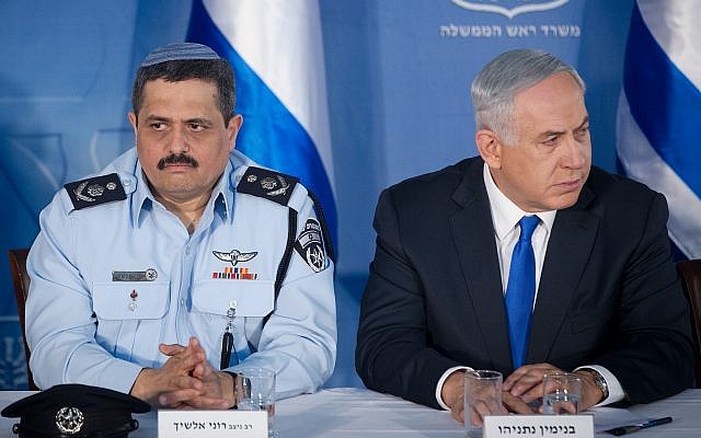 Police chief Roni Alsheich and Prime Minister Benjamin Netanyahu, pictured at the Prime Minister's Office in Jerusalem, December 3, 2015. (Miriam Alster/Flash90)