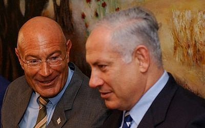 Arnon Milchan (left) and Benjamin Netanyahu at a press conference in the Knesset on March 28, 2005. (Flash90)