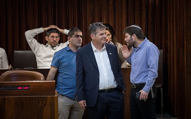 Likud MK Yoav Kisch speaks with Jewish Home MK Bezalel Smotrich at the Knesset on November 13, 2017. (Yonatan Sindel/Flash90)