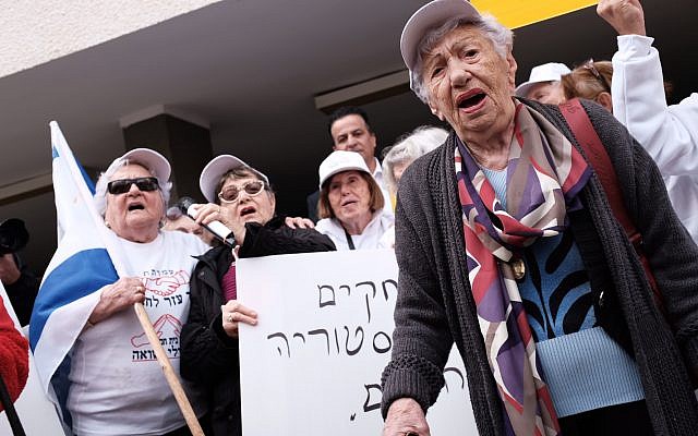 Holocaust survivors and activists take part at a protest at the Polish embassy in Tel Aviv, February 8, 2018. (Tomer Neuberg/Flash90)