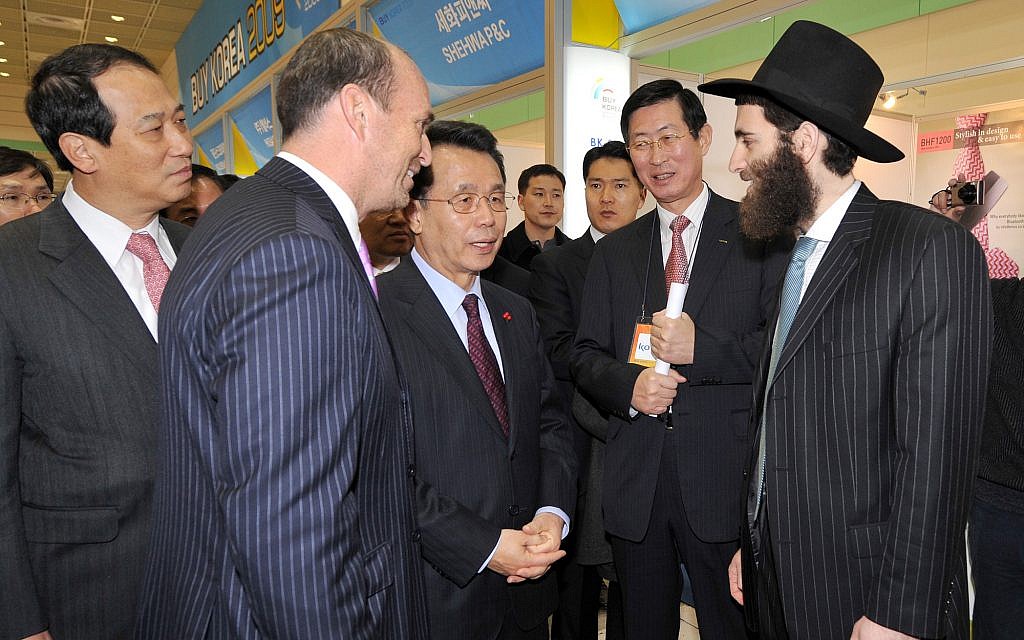 Rabbi Osher Litzman with then-South Korean prime minister,  Han Seung-soo. (Courtesy)