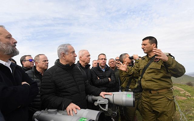Ministers in the security cabinet, led by Prime Minister Benjamin Netanyahu, receive briefings from IDF officers while touring the Golan Heights, February 6, 2018. (Kobi Gideon/GPO)