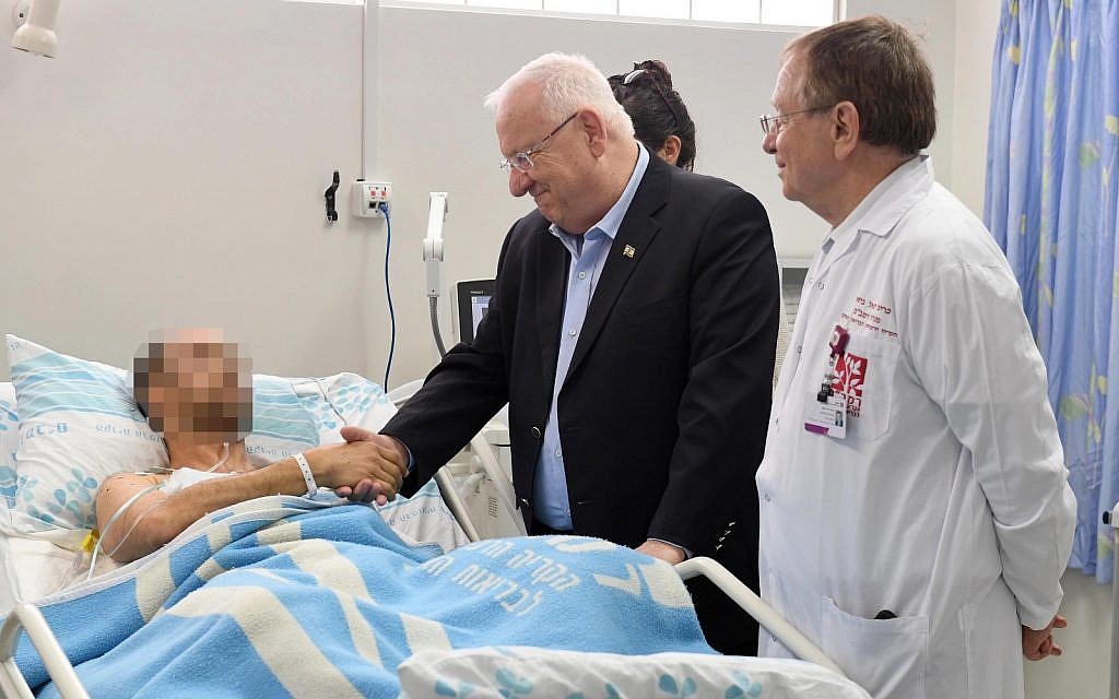 President Reuven Rivlin visiting IDF pilots, who were injured when an Israeli F-16 was hit by Syrian anti-aircraft fire, February 11, 2018. (Mark Neiman/GPO)