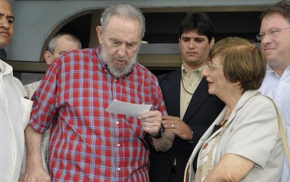 Adela Dworin with Fidel Castro in Havana, in August 2010. Journalist Jeffrey Goldberg is at right. (Cubadebate state media)