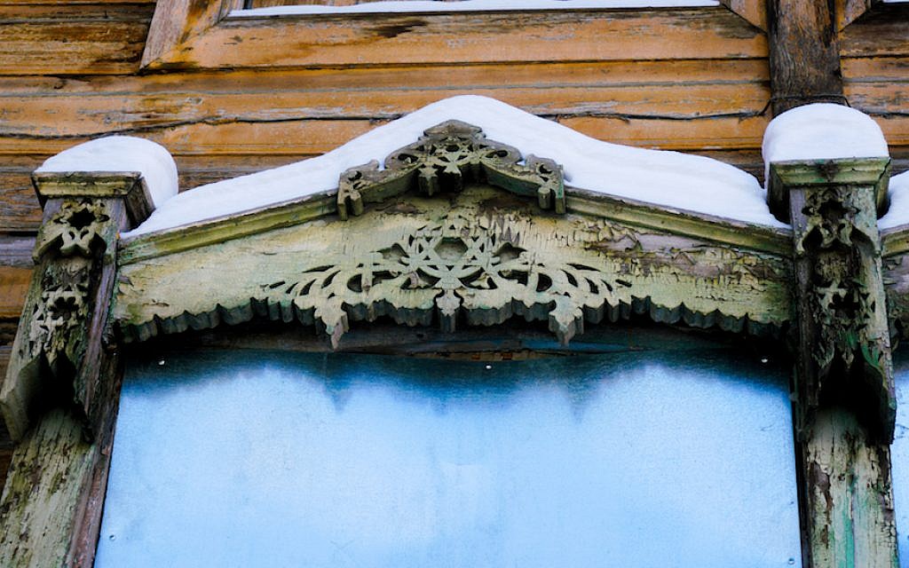 Stars of David are worked into the facade of the Soldiers Synagogue in Tomsk, Siberia, which was built by conscripted Jews and only recently returned to the local Jewish community, January 2018 (Cnaan Liphshiz)