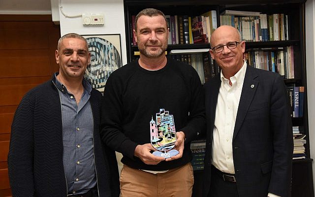 Liev Schreiber (center) receiving a gift from Tel Aviv University president Joseph Klafter (right) and Raz Joseph, who heads the university's film and television school (Courtesy Yisrael Hadari)