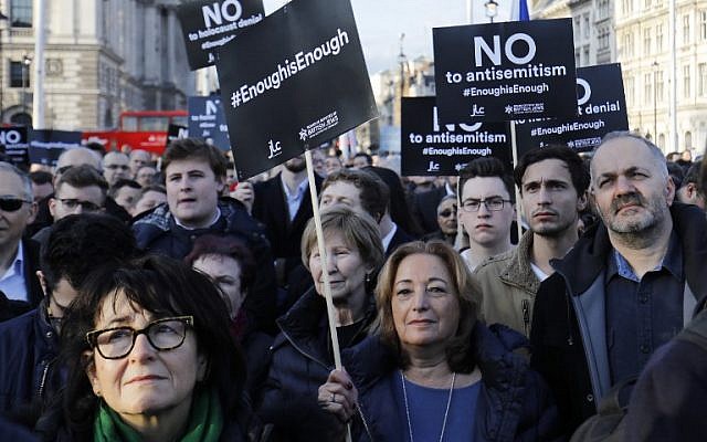 Members of the Jewish community hold a protest against Britain’s opposition Labour party leader Jeremy Corbyn and anti-Semitism in the Labour party, outside the British Houses of Parliament in central London on March 26, 2018. (AFP PHOTO / Tolga AKMEN)