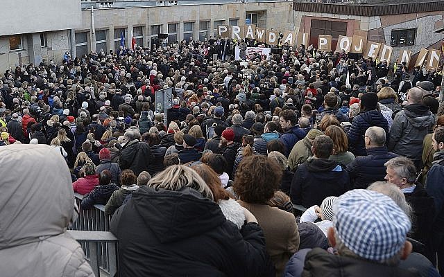 Hundreds of Poles gathered to express their solidarity with Jews who perished in the Holocaust, were expelled from Poland 50 years ago or feel the effects of anti-Semitism today, in Warsaw, Poland, March 11, 2018. (AP Photo/Czarek Sokolowski)