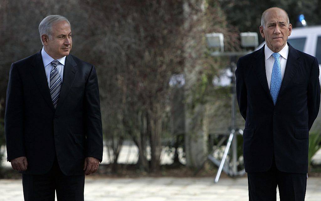Benjamin Netanyahu (L) and Ehud Olmert at a ceremony marking the transfer of prime ministerial power, at the President’s Residence in Jerusalem on April 1, 2009. (Daniel Bar On/Pool/Flash90)