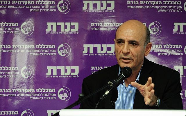Shaul Mofaz speaks at Kinneret College in northern Israel on December 22, 2014. (Flash90)