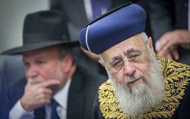 Sephardic Chief Rabbi Yitzhak Yosef (R) speaks during a ceremony before the Passover holiday, April 9, 2017. (Yonatan Sindel/Flash90)