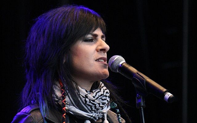 Late Palestinian singer Rim Banna performs at Musikk for Gaza in Olso, Norway on September 3, 2014. (CC BY-SA GGAADD
/Wikimedia Commons)