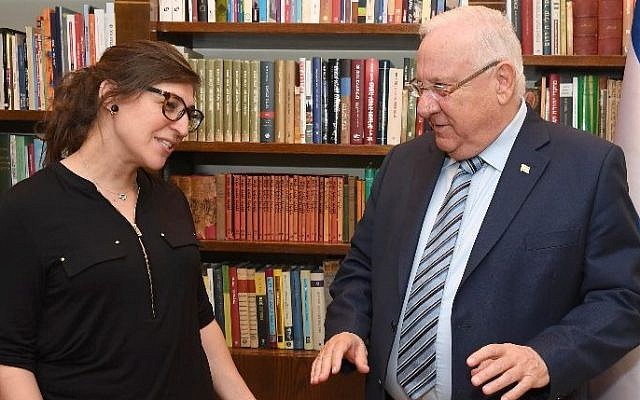 Actress Mayim Bialik, left, meets President Reuven Rivlin at his residence in Jerusalem, March 18, 2018. (Mark Neiman/GPO)