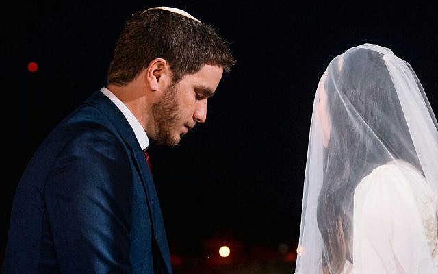 Noam Oren (L) and his wife on their wedding day on August 16, 2016. (Yarin Taranos/courtesy)