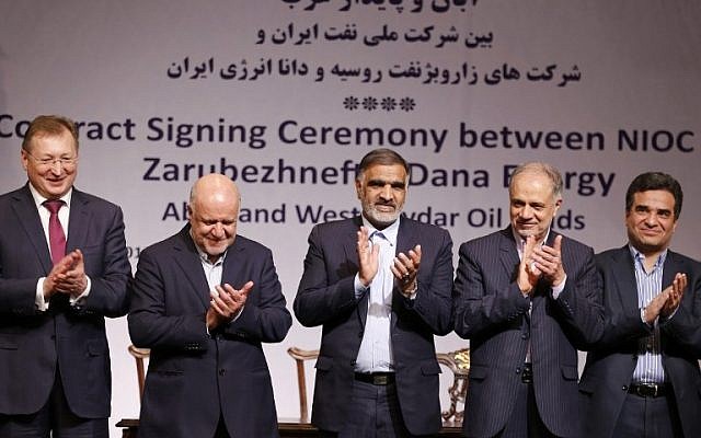 (From L-R) Segey Kudryashov, general director of Zaubezhneft, Iranian Oil Minister Bijan Namadar Zanganeh, Chairman of Iran's Energy Commission Fereydoun Hasanwand, Ali Kardor Managing Director of Iran's National Oil Company and Mohammad Iravani CEO and Chairman of Dana energy applaud after signing an oil field agreement in Tehran, on March 14, 2018. (AFP PHOTO / ATTA KENARE)