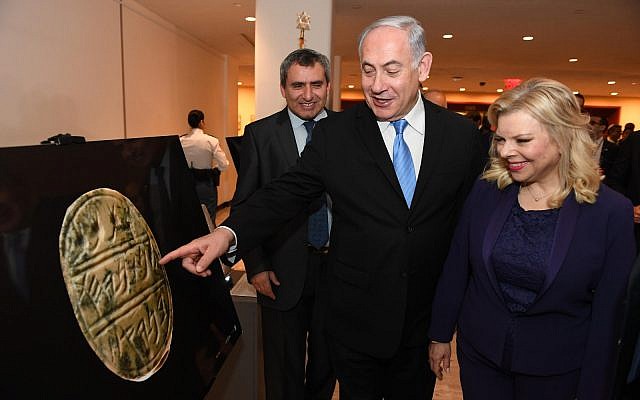 Prime Minister Benjamin Netanyahu and his wife Sara touring an exhibition on Jerusalem's history at the United Nations headquarters in New York on Thursday, March 8, 2018. (Haim Zach/GPO)