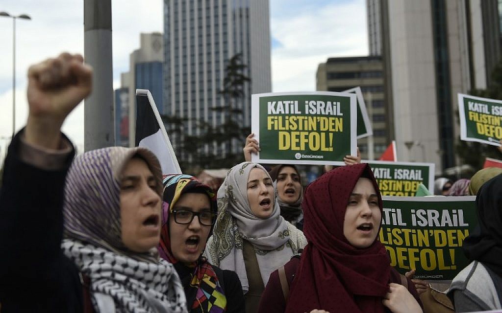 People hold placards reading "Israel killer , leave Palestine" as they shout slogans against Israel during a protest march in front of the Israeli consulate in Istanbul, on March 31, 2018. (AFP /YASIN AKGUL)