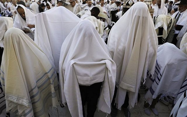 tens-of-thousands-flock-to-western-wall-for-priestly-blessing-the