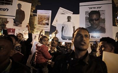 African migrants and their supporters demonstrate in Jerusalem on April 4, 2018, against Prime Minister Benjamin Netanyahu's cancellation of an agreement with the UN aimed at avoiding forced deportations. (AFP/Menahem Kahana)