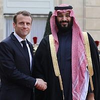 French President Emmanuel Macron (L) welcomes Saudi Arabia's crown prince Mohammed bin Salman upon his arrival at the Elysee Presidential palace for a meeting on April 10, 2018 in Paris. (AFP Photo/Ludovic Marin)