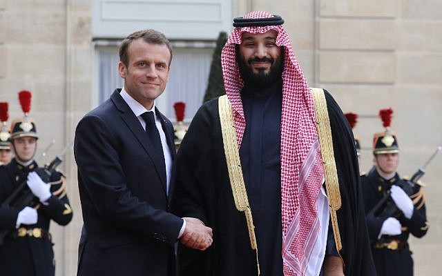 French President Emmanuel Macron (L) welcomes Saudi Arabia's crown prince Mohammed bin Salman upon his arrival at the Elysee Presidential palace for a meeting on April 10, 2018 in Paris. (AFP Photo/Ludovic Marin)