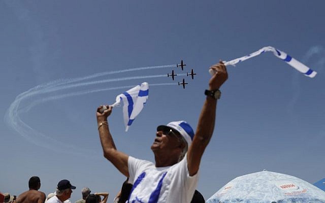 Israelis watch an air show during the festivities of the 70th Independence Day, on April 19, 2018 in the Mediterranean coastal city of Tel Aviv.(AFP PHOTO / Ahmad GHARABLI)