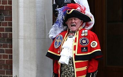 A town crier reads out the news of the birth of a baby boy by Britain's Catherine, Duchess of Cambridge outside the Lindo Wing at St Mary's Hospital in central London, on April 23, 2018. (AFP PHOTO / Daniel LEAL-OLIVAS)