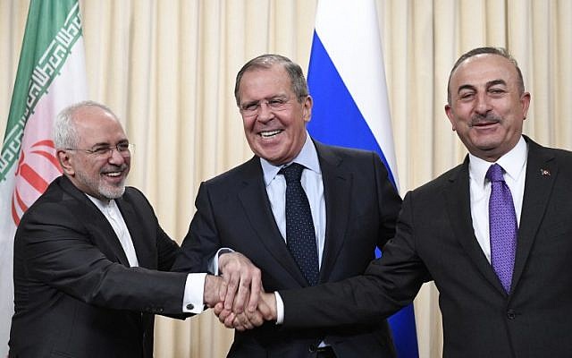 Russian Foreign Minister Sergei Lavrov (C), his Iranian counterpart Mohammad Javad Zarif (L) and Turkish Foreign Minister Mevlut Cavusoglu shake hands at the end of a joint press conference following their talks in Moscow on April 28, 2018. (AFP PHOTO / Alexander NEMENOV)