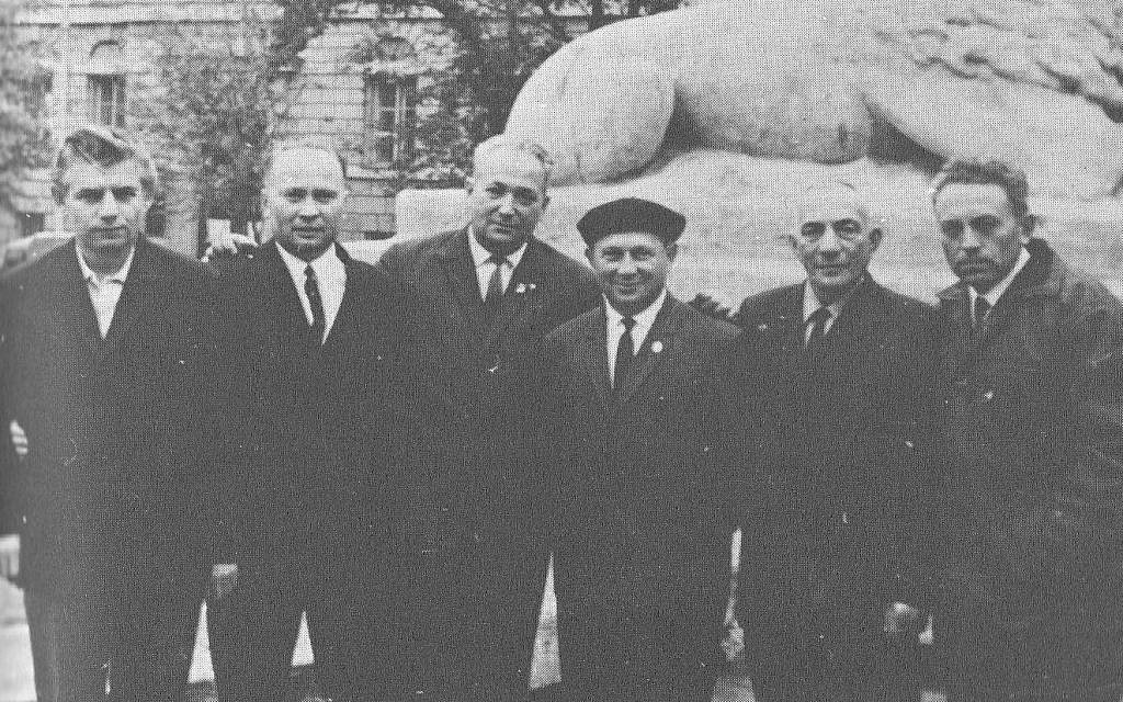 Alexander Pechersky (third from left) and other former Sobibor prisoners circa 1970. (Public domain)
