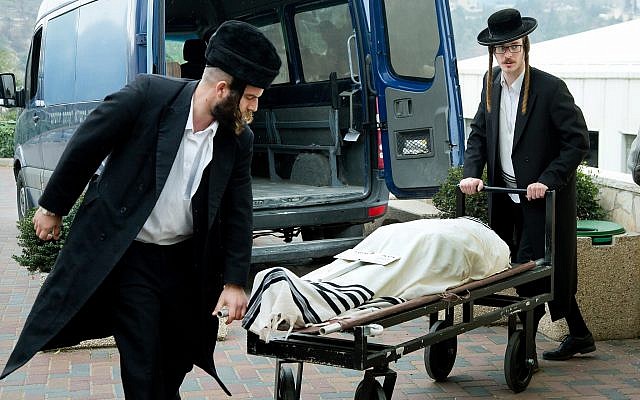 Illustrative: Members of a chevra kadisha, which prepares bodies for burial in accordance with Jewish customs, is seen prior to a burial. (Moshe Shai/Flash90)