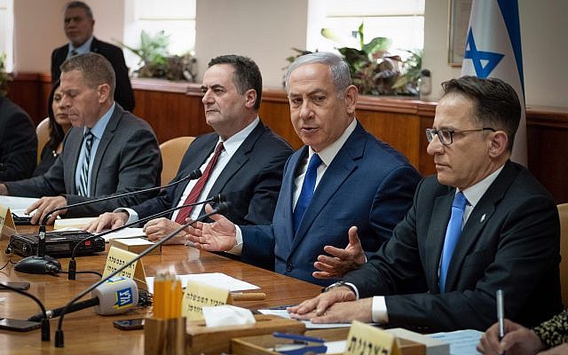Prime Minister Benjamin Netanyahu leads a cabinet meeting at the Prime Minister's Office in Jerusalem, April 11, 2018. (Yoav Ari Dudkevitch/POOL)