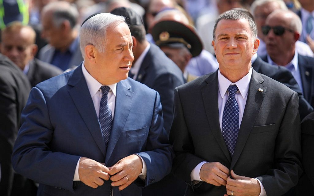 Prime Minister Benjamin Netanyahu and Knesset Speaker Yuli Edelstein seen at a state ceremony at the Yad Vashem Holocaust museum in Jerusalem as Israel marks the annual Holocaust Remembrance Day, April 12, 2018. (Noam Moskowitz/POOL)