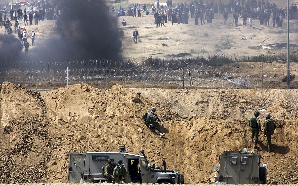 IDF shoots, arrests Palestinian damaging Gaza fence