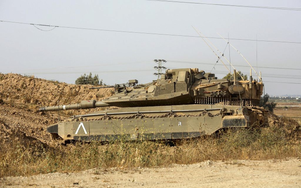 An IDF tank is seen near the border with Gaza on April 13, 2018 (Sliman Khader/Flash90)